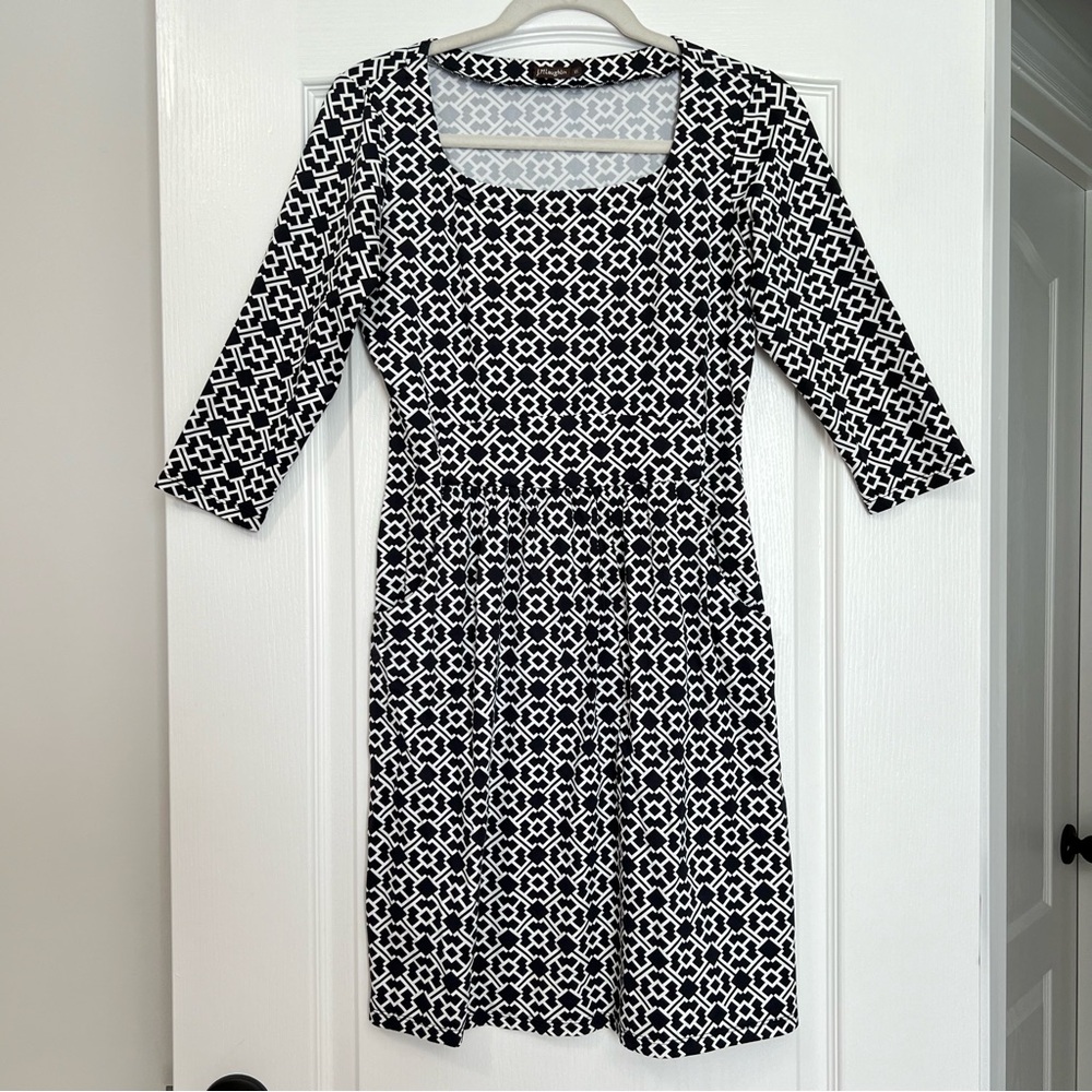 J. McLaughlin Black and White Geometric Print 3/4 Sleeve Stretch Midi Dress